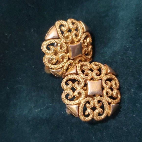Vintage Avon Filigree Brushed Gold Clip Earrings - Picture 3 of 3